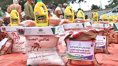 توزيع 50 سلة غذائية للمكفوفين في قرية العميان بلحج
